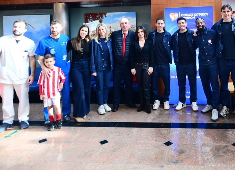 Ολυμπιακός: Οι «ερυθρόλευκοι» έκαναν χαρούμενα τα παιδιά στο Ιατρικό Κέντρο Αθηνών (pics)