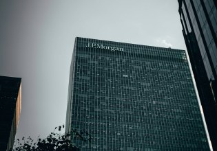 Από τον Μπάφετ στο Ντίμον: Ο Τοντ Κομπς και το πρότζεκτ των 10 δισ. δολαρίων