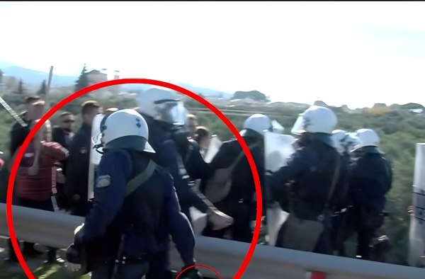 Αγρότες: Η στιγμή που άνδρας των ΜΑΤ πετάει δακρυγόνα στο πλήθος στην Πάτρα [βίντεο]