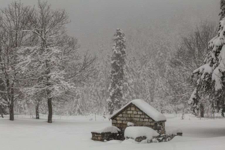 Καιρός: Θερμοκρασίες κάτω από το μηδέν παραμονή και ανήμερα της Πρωτοχρονιάς – Χιόνια ακόμη και στην Αττική