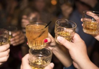 Λάρισα: 17χρονη μέθυσε σε μπαρ και κατέληξε στο νοσοκομείο