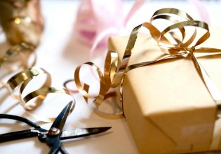 Tι δώρα στέλνουν οι οικονομικοί σύμβουλοι στους πελάτες τους όταν αυτοί έχουν τα πάντα;