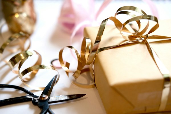 Tι δώρα στέλνουν οι οικονομικοί σύμβουλοι στους πελάτες τους όταν αυτοί έχουν τα πάντα;