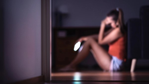 Σοκάρει η καταγγελία μητέρας για παιδόφιλο – «Αστυνομικός μου είπε να τον κάνω μπλοκ»