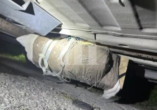 Καλύβια: Φωτογραφικά ντοκουμέντα από τον εμπρηστικό μηχανισμό που είχε τοποθετηθεί κάτω από αυτοκίνητο