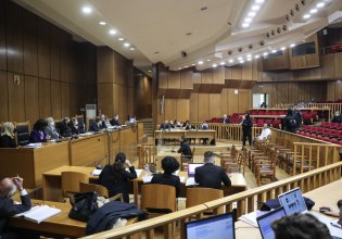 Δίκη Χρυσής Αυγής: Βαρύ κατηγορώ και σήμερα από την εισαγγελέα: «Δύναμή της η βία»