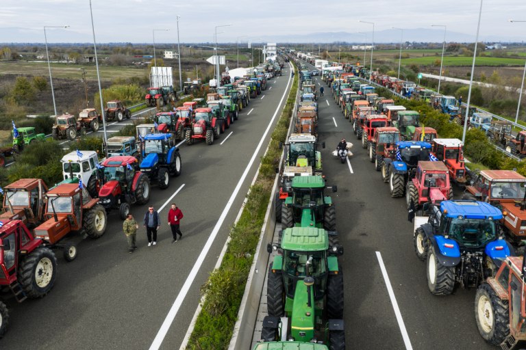 Κινητοποιήσεις: Αμετακίνητοι οι αγρότες στα μπλόκα – Σε κλοιό η κυβέρνηση
