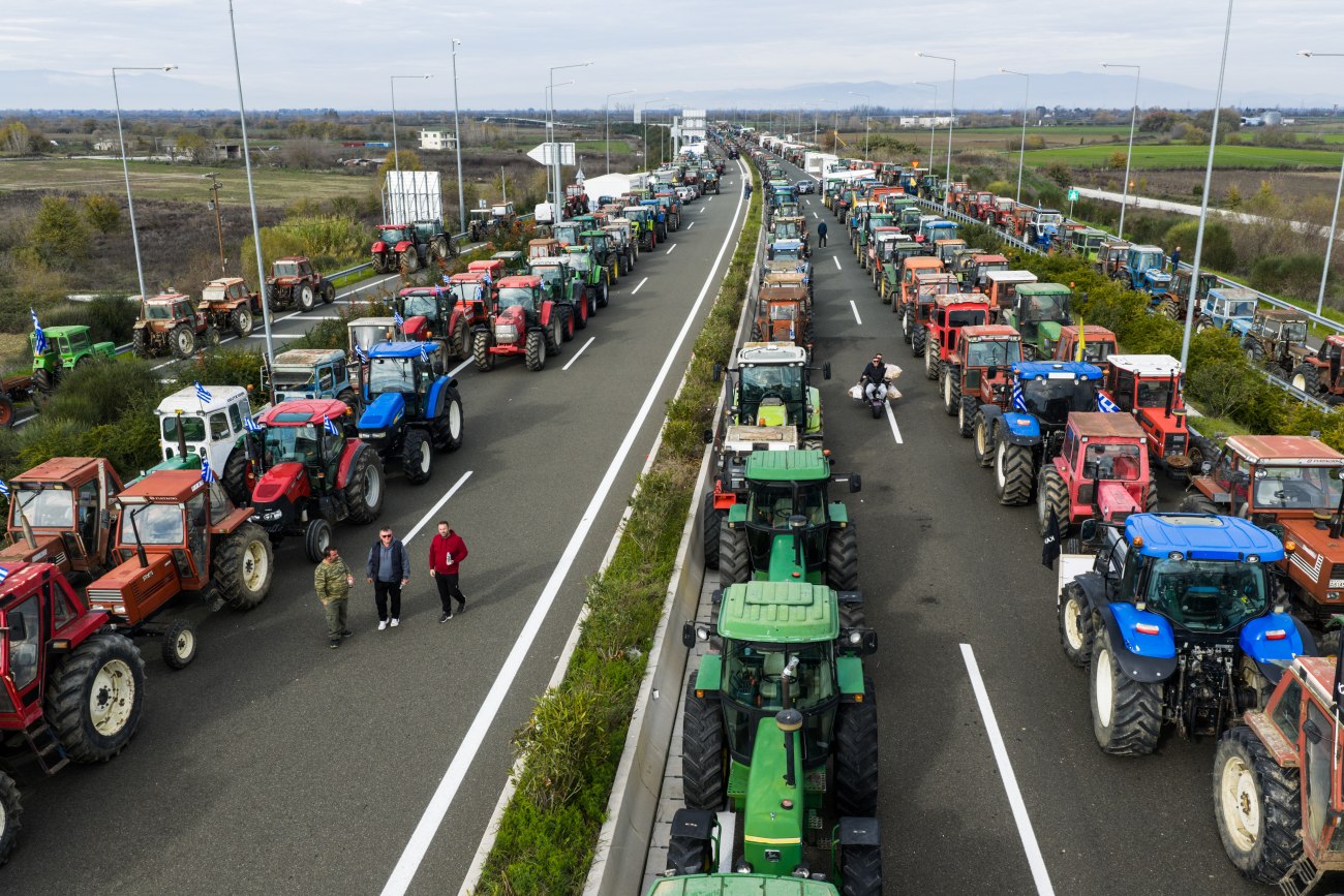 Κινητοποιήσεις: Αμετακίνητοι οι αγρότες στα μπλόκα – Σε κλοιό η κυβέρνηση