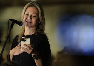 Σε ιερούς στόχους και τη ριζική αλλαγή του κόσμου μέσα από τα μάτια της αγάπης αναφέρεται η Καρυστιανού στο μήνυμά της για το 2026