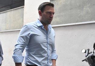 Ο Κασσελάκης συγκαλεί έκτακτο συνέδριο – Ανοιχτό το ενδεχόμενο αναστολής του Κινήματος Δημοκρατίας