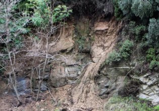 Κακοκαιρία: Λόγω πτώσης βράχων στη Λεωφόρο Αθηνών έκλεισαν δύο λωρίδες κυκλοφορίας
