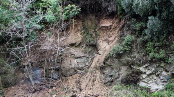 Κακοκαιρία: Λόγω πτώσης βράχων στη Λεωφόρο Αθηνών έκλεισαν δύο λωρίδες κυκλοφορίας