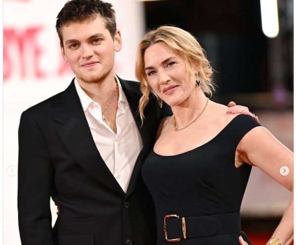 Κείτ Γουίνσλετ: Περπατώντας στο κόκκινο χαλί αγκαλιά με τον γιο της στην πρεμιέρα της ταινίας τους