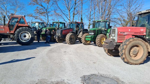 Κιλκίς: Απέκλεισαν με τα τρακτέρ τους το τελωνείο των Ευζώνων οι αγρότες