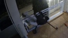 Βάρη: Κλέβει ηλεκτρικό πατίνι από μπαλκόνι διαμερίσματος – Ατζαμής και θρασύτατος ο δράστης