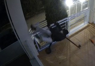 Βάρη: Κλέβει ηλεκτρικό πατίνι από μπαλκόνι διαμερίσματος – Ατζαμής και θρασύτατος ο δράστης