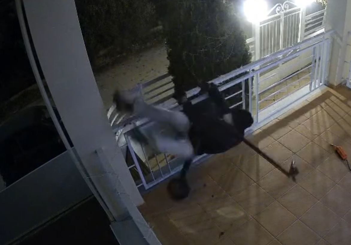 Βάρη: Κλέβει ηλεκτρικό πατίνι από μπαλκόνι διαμερίσματος – Ατζαμής και θρασύτατος ο δράστης