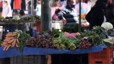 «Οι λαϊκές αγορές συρρικνώνονται – Συνάδελφοί μας εγκαταλείπουν τον πάγκο και δουλεύουν σε σούπερ μάρκετ»