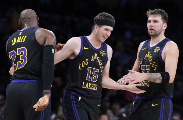 Νέο απίθανο ματς του Ντόντσιτς με 45 πόντους και τριπλ-νταμπλ, χάρισε στους Λέικερς τη νίκη στη Γιούτα (vids)