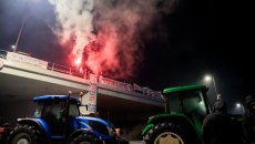 Μπλόκα: Ημέρα αποφάσεων για τους αγρότες με ανοιχτή την πόρτα το Μαξίμου και… μπάλες σανό