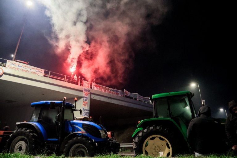 Μπλόκα: Ημέρα αποφάσεων για τους αγρότες με ανοιχτή την πόρτα το Μαξίμου και… μπάλες σανό
