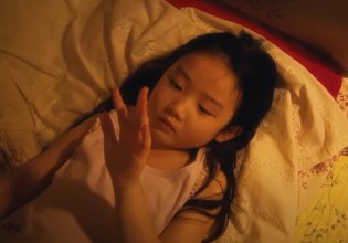 Left-Handed Girl: Όταν το «λάθος» χέρι γίνεται καθρέφτης μιας ολόκληρης κοινωνίας