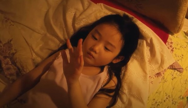 Left-Handed Girl: Όταν το «λάθος» χέρι γίνεται καθρέφτης μιας ολόκληρης κοινωνίας