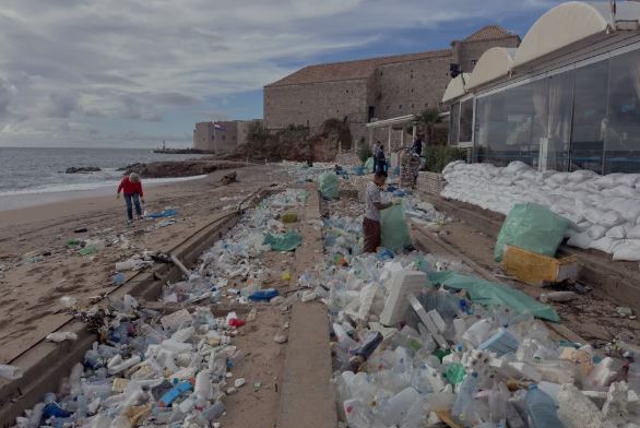 Γέμισε με σκουπίδια το Ντουμπρόβνικ – Τα παρέσυραν θαλάσσια ρεύματα από την Αλβανία