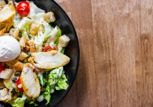 Συνταγή: Σαλάτα με κοτόπουλο στη σχάρα και πέστο