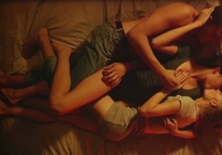 Αποκαλύφθηκαν τα πιο δημοφιλή είδη πορνό για το 2025: Λεσβιακό, MILF, GILF, τρίο και «υδραυλικός»