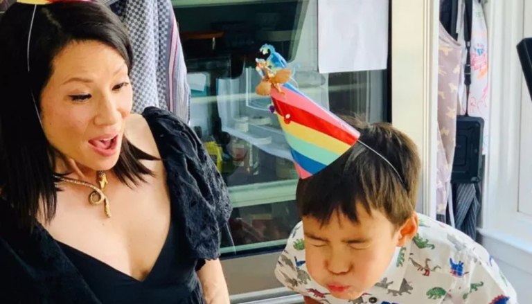 Η Λούσι Λιου αστειεύεται ότι ο 10χρονος γιος της, Ρόκγουελ, «δεν ξέρει πόσο κουλ» είναι η μαμά του