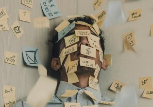 Αποφόρτιση: Πέντε τρόποι για να «βγάλεις» τη δουλειά από πάνω σου πριν πας στο σπίτι