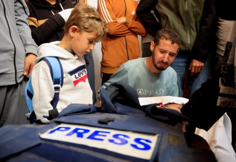 Γάζα: Εναν ακόμη δημοσιογράφο σκότωσε το Ισραήλ και δεύτερος τραυματίστηκε στη Χαν Γιούνις