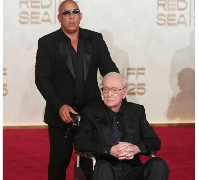 Μάικλ Κέιν: Εμφανίστηκε σε αμαξίδιο για βράβευση του και συγκίνησε το κοινό