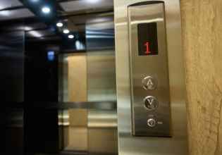 Απεγκλωβίστηκε γυναίκα από ασανσέρ στην Καλλιθέα – Μεταφέρθηκε σε νοσοκομείο