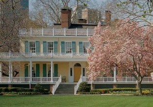 Ο Μαμντάνι μετακομίζει από το ταπεινό δυάρι στην πολυτελή δημαρχιακή έπαυλη των 1.000 τ.μ.