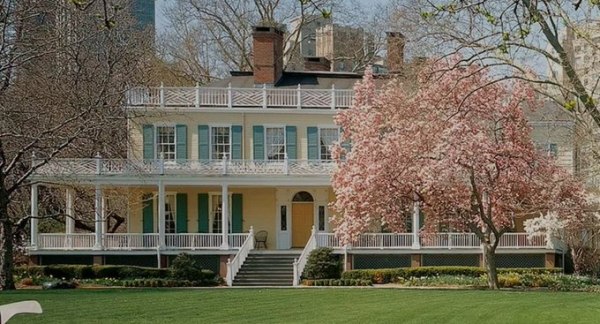 Ο Μαμντάνι μετακομίζει από το ταπεινό δυάρι στην πολυτελή δημαρχιακή έπαυλη των 1.000 τ.μ.