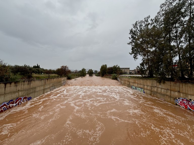 Γιατί πλημμυρίζει σε κάθε βροχόπτωση η Αθήνα και γιατί βούλιαξε -ξανά- η Μάνδρα;