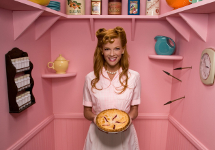 Όταν η άκρα δεξιά φοράει την pop «στολή» της: Πώς περνά στις playlists και τα memes μας