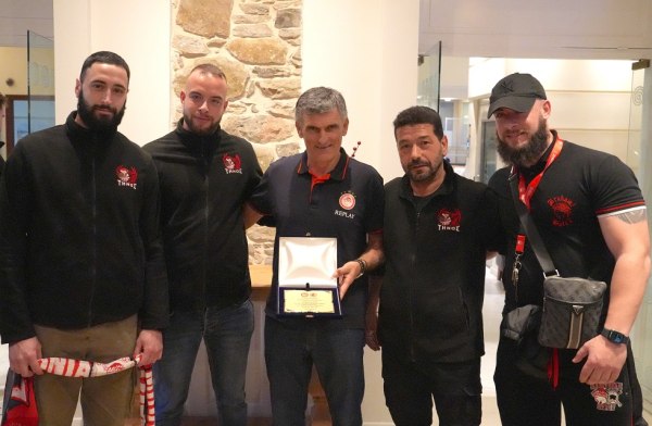 Ολυμπιακός: Φίλαθλοι από Σύρο, Σαντορίνη και Τήνο βράβευσαν Μεντιλίμπαρ και Καραπαπά (pics)