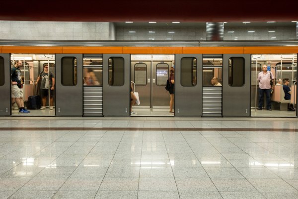 Συνελήφθη 30χρονος που έκλεψε κινητό τηλέφωνο 74χρονου στο Μετρό – Ζητούσε 100 ευρώ για να το επιστρέψει