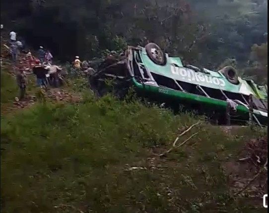 Μεξικό: Τουλάχιστον 10 νεκροί και 32 τραυματίες από πτώση λεωφορείου σε χαράδρα