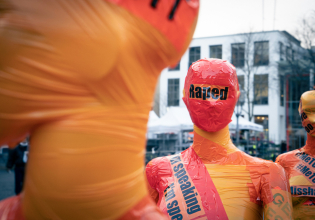 Υπόθεση Πελικό και στη Γερμανία: Επιστάτης σχολείου νάρκωνε, βίαζε και βιντεοσκοπούσε τη σύζυγό του για χρόνια