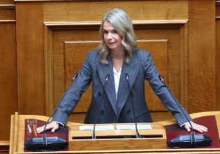 Αποστολάκη: «Διεύρυνση των ανισοτήτων και παρασιτική ανάπτυξη το αποτέλεσμα των κυβερνητικών πολιτικών»