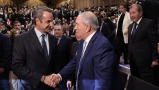 Η μητσοτακική πτέρυγα επιτίθεται ευθέως στον Καραμανλή και οδηγεί τη ΝΔ σε εσωκομματική κρίση