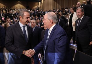 Η μητσοτακική πτέρυγα επιτίθεται ευθέως στον Καραμανλή και οδηγεί τη ΝΔ σε εσωκομματική κρίση