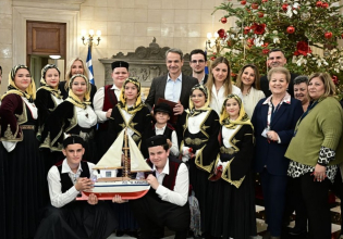 Festive Carols and Holiday Cheer at Greece’s Political Hubs