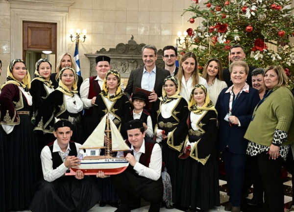 Festive Carols and Holiday Cheer at Greece’s Political Hubs