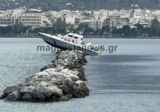 Σκάφος του Λιμενικού προσέκρουσε σε βράχια στην είσοδο του λιμανιού Βόλου [Εικόνες]