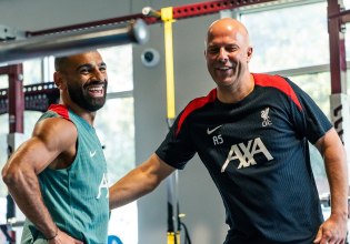 Τα «βρήκαν» Σλοτ και Σαλάχ: Επιστρέφει στο παιχνίδι με τη Μπράιτον ο Αιγύπτιος